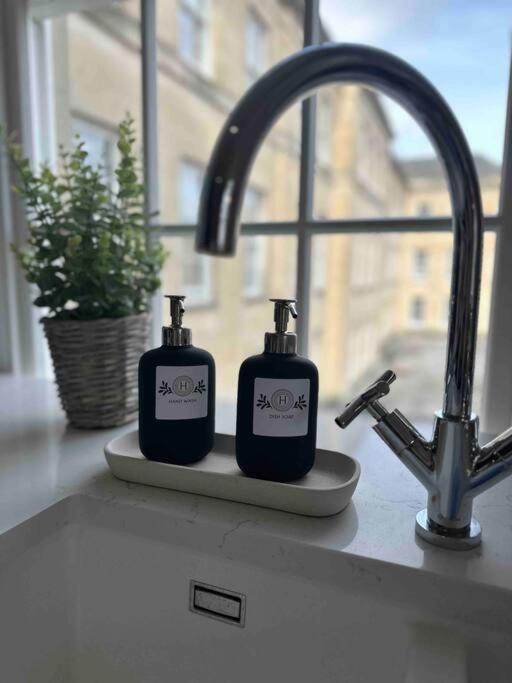Haus Of Sulis, City Centre Apartment With Lift Access Bath Extérieur photo