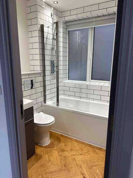 Haus Of Sulis, City Centre Apartment With Lift Access Bath Extérieur photo